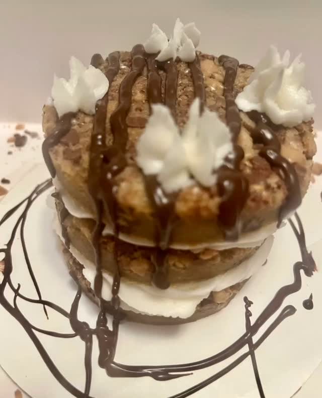 So cute!! That’s what I’ve been saying about this adorable mini Heath Bar Crunch cookie cake! So cute I wanted to keep it for myself … but it went to its new owner yesterday. So cute/So delicious!