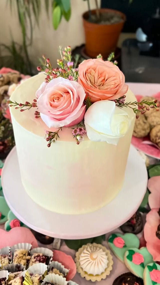 So very excited to help bring such a beautiful baby shower together for our most loved Nikki & Chambie! They will be welcoming baby girl in a few short weeks! Canât wait to meet her! đ„°
Their beautiful edible centerpiece cake is strawberries & cream at their request, topped with 3 gorgeous roses symbolizing mom, dad & baby đ Accompanying their cake are several delectable desserts including, lemon merengue tarts, chocolate shooters, decorated sugar cookies, triple berry shortbread bars, fresh fruit and a chocolate fountain!
We also had the pleasure of creating the food for this shower, which includes: made from scratch focaccia sandwiches, chicken salad croissants, crudités, floral shaped hummus board, dips, orzo salad shooters and a delicious cream cheese easel! So much fun to bring this all together!
We also have to mention our sister at @elliemaemakes who put together all the stunning back drops and balloons, she did an incredible job! Head to her page and check it all out!
Nikki & Chambie, we are so dang excited for you both and canât wait to see baby girl soon! We love you both very much!
#babyshowercake #paysonazbakery #kendrascountrybakery #elliemaemakes