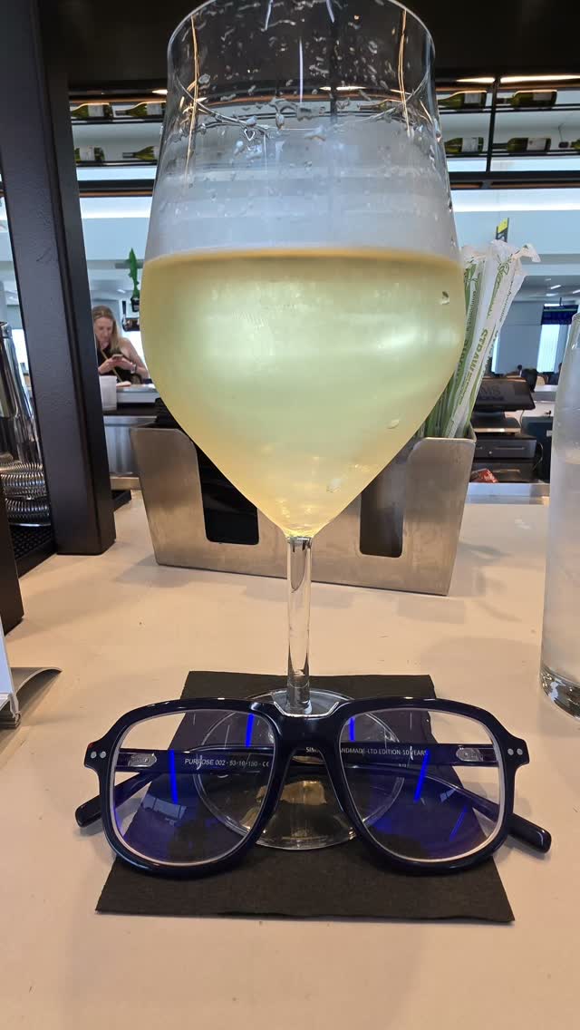 🍷 It's the simple things ☺️
@simple_eyewear makes it's debut at JFK Airport.
👓 Model is Purpose in royal blue. Limited edition, handmade, and celebrating it's 10 year anniversary.
📥 DM us to learn more or visit us at an upcoming TFA Market Days.
📍 Las Vegas, NV July 18
📍 San Francisco, CA August 15
📍 Seattle, WA September 12
📍 Paris, France September 25-28 SILMO Paris
📍 Chicago, IL October 9-11
#Eyewear #PremiumEyewear #Handmade #ArtisanalEyewear #LimitedEdition