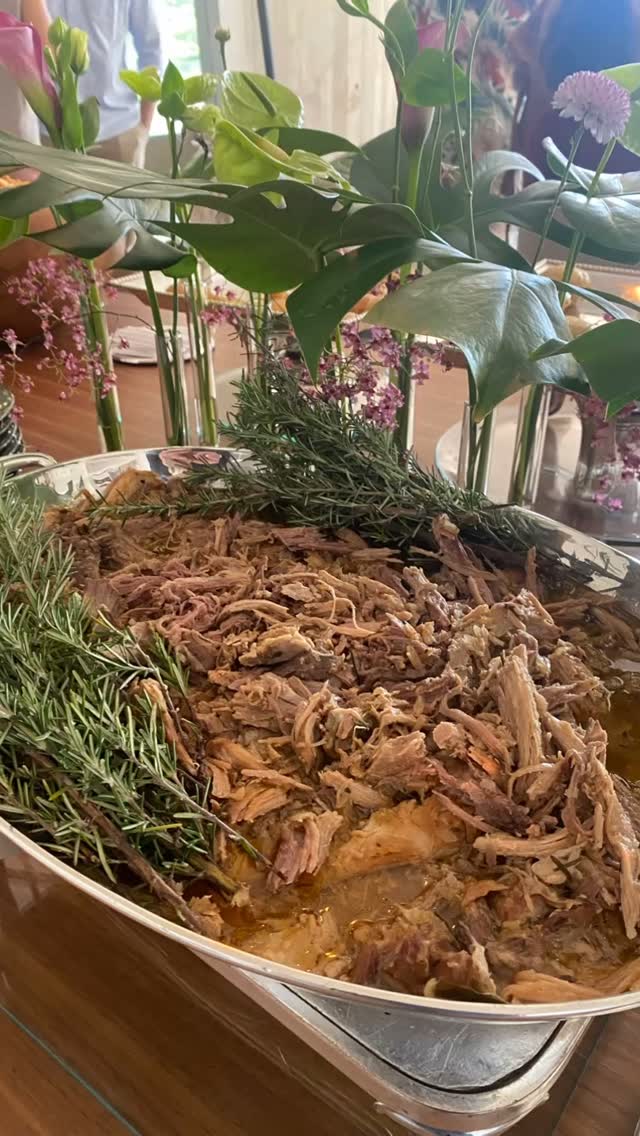 Fizemos neste evento uma verdadeira experiência de boteco! 🍻✨
Muito mais do que servir comida, levamos sabor, descontração e aquele clima que faz todo mundo se sentir em casa. Petiscos caprichados, boa conversa e uma mesa cheia de momentos especiais.
Porque um bom evento é aquele que reúne pessoas, cria memórias e deixa um gostinho de quero mais. 💛
#ComidaDeBoteco #EventoTemático #Buffet #Gastronomia #Experiência #Petiscos #Eventos