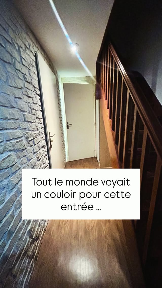 pense souvent qu’un projet réussi commence par une belle décoration.
En réalité, il commence presque toujours par une bonne analyse de l’existant.
Dans cette entrée, le véritable potentiel n’était pas dans les murs ou les couleurs.
Il était caché… sous l’escalier.
En transformant un espace perdu en rangement sur mesure, cette entrée devient plus fonctionnelle, plus fluide et plus agréable au quotidien.
Parce qu’un bon aménagement ne consiste pas à ajouter des mètres carrés.
Il consiste à mieux utiliser ceux que l’on possède déjà.
👉 Et vous, quel est selon vous l’espace le plus sous-exploité dans une maison ?
—
📍 Maison Joly – Architecture d’intérieur & maîtrise d’œuvre en Île-de-France.
📩 Vous avez un projet ? Écrivez-moi en message privé ou via www.maisonjoly.fr.
#ArchitectureInterieure #RenovationMaison #AmenagementInterieur #RangementSurMesure #maisonjoly