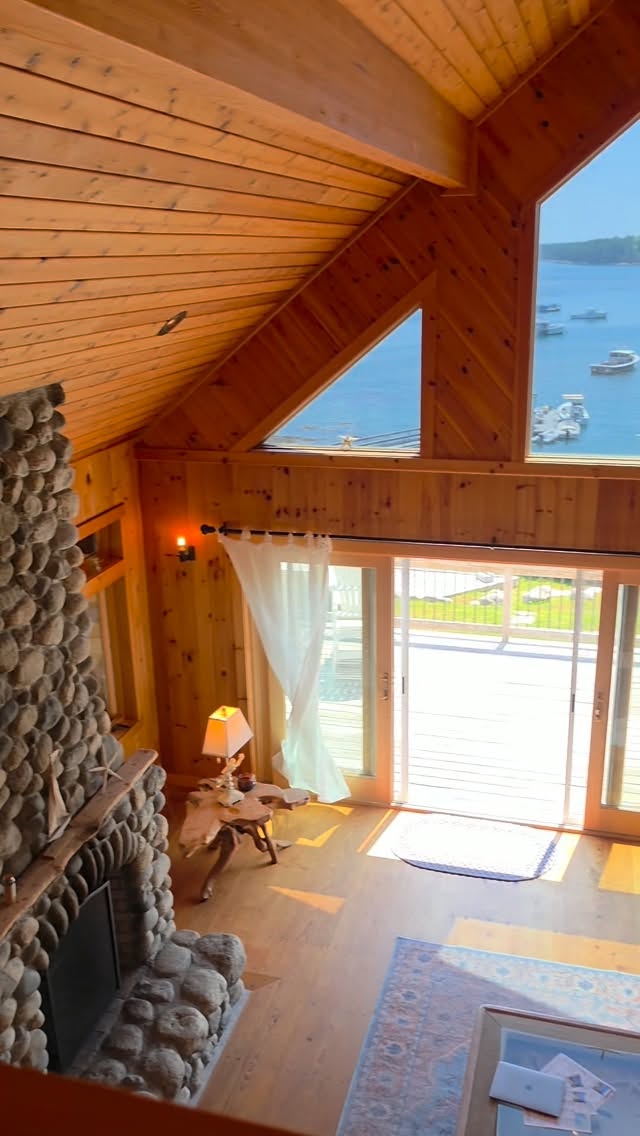 Beautiful home. With ocean views from both upper and lower levels of this home.
Upper level is owner suite, with 3 bedrooms, large open concept living room with a wall of windows .
Side family room.
Lower level is an apartment suite, great for rental income. Possibility to add a dock.