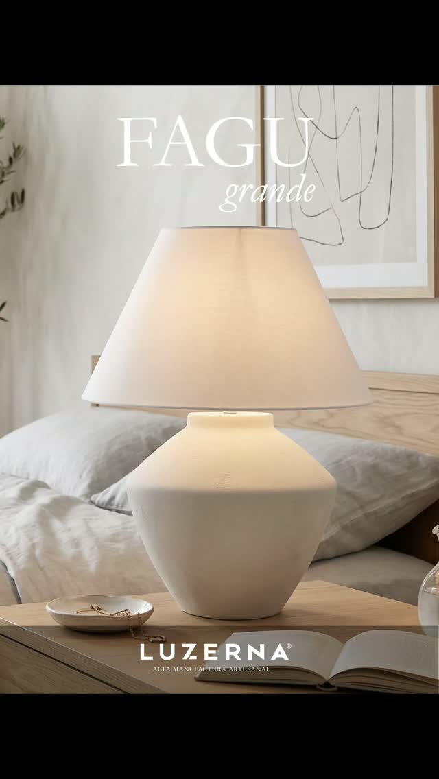 Hay piezas que iluminan un espacio. Y hay otras que cuentan una historia.
La lámpara de piso Fagu Grande nace del encuentro entre el diseño contemporáneo y la alta manufactura artesanal. Cada detalle refleja el cuidado de manos expertas que transforman materiales en una pieza con carácter, elegancia y calidez.
Más que una lámpara, Fagu Grande crea ambientes, acompaña momentos y se convierte en el protagonista de cualquier espacio.
Luzerna. Alta manufactura artesanal.