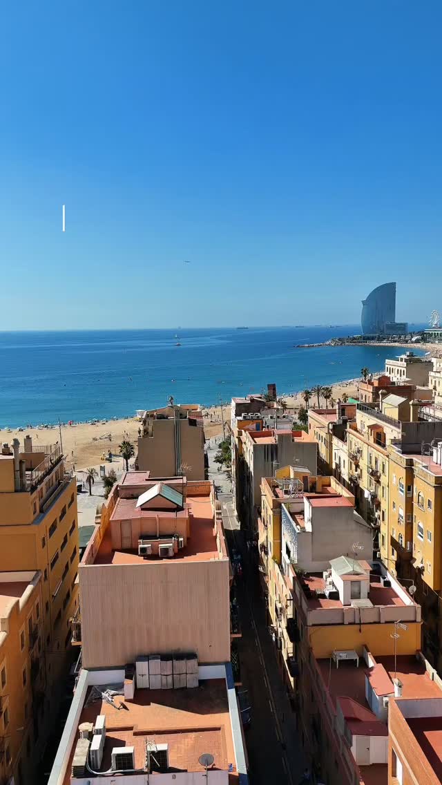 ¿Cuántas veces habéis oído decir que la Barceloneta está sucia? ¿Que el agua está contaminada? 🤔
Nosotros la vivimos cada día. Y lo que vemos es muy diferente: agua cristalina y un mar que muy pocos conocen de verdad. ✨
Vive la Barceloneta desde una nueva perspectiva: desde el mar, encima de una tabla de paddle surf. 🏄♀️🌊
Ven y júzgalo tú mismo. 👀
