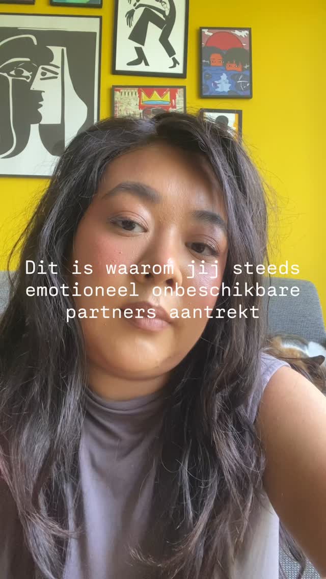 “Waarom trek jij steeds dezelfde partner aan?”
Je zegt tegen jezelf:
“De volgende keer kies ik anders.”
En toch eindig je opnieuw bij iemand die emotioneel niet beschikbaar is.
Iemand die twijfelt.
Iemand die afstand houdt.
Iemand voor wie je moet vechten.
Dat is geen toeval.
Vaak probeert je zenuwstelsel iets af te maken wat ooit begonnen is.
Onbewust leeft er een verlangen:
“Als ik deze persoon eindelijk zover krijg dat hij van me houdt...
dan bewijs ik dat ik wél de moeite waard ben.”
Maar de waarheid?
De liefde waar je naar op zoek bent,
heb je nooit hoeven verdienen.
Niet toen.
En nu ook niet.
In familieopstellingen zien we vaak dat deze patronen niet beginnen in je relatie,
maar veel eerder.
Zolang de oude wond niet gezien wordt,
blijft het systeem zoeken naar dezelfde uitkomst.
Met een andere persoon.
Maar hetzelfde verhaal.
Herken je dit patroon?
Stuur me een DM bij interesse in mijn trajecten ✨
Welkom! #familieopstellingen #persoonlijkeontwikkeling #iopt #systemischwerk #persoonlijkegroei