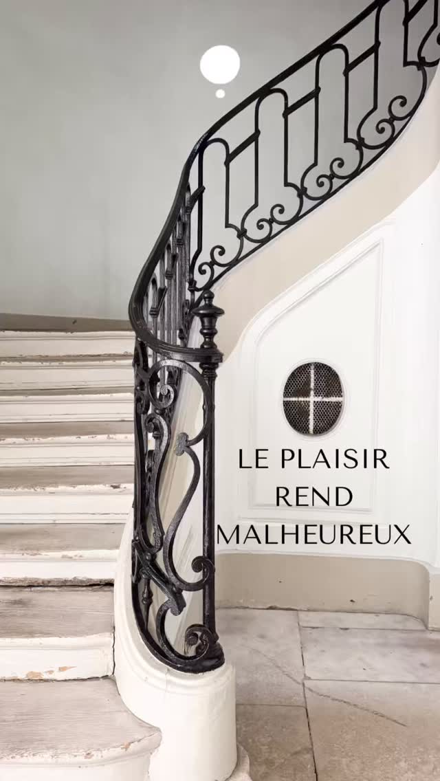 Êtes-vous plutôt dopamine ou sérotonine ?
🌿
Je sais, cette question n’est pas simple et pour y répondre il faut comprendre la différence entre ces 2 molécules et leur impact sur notre humeur.
🌿
Si l’on cherche juste le plaisir fugace qu’apporte la dopamine on est voué à être sans cesse frustrés et au final, malheureux. En partant à la quête du bonheur profond on s’apaise pour de bon.
🌿
Bien sûr ce n’est pas facile, notre société entière nous propose du prêt à consommer pour ressentir une excitation que l’on doit sans cesse renouveler…
🌿
Ralentissons, ouvrons nos yeux, chercherons à nous émerveiller de tout plutôt qu’à nous divertir toujours plus et nous ressentirons à nouveau…
🌿
Typiquement je sais que ce post ne va pas soulever les foules, justement car il ne divertit pas. Tant pis, la prise de conscience est trop importante pour que je l’ignore !
.
.
.
.
#vivreavecmoins #moinsmaismieux #ecologiedinterieur #fewerbetterthings #slowmoments