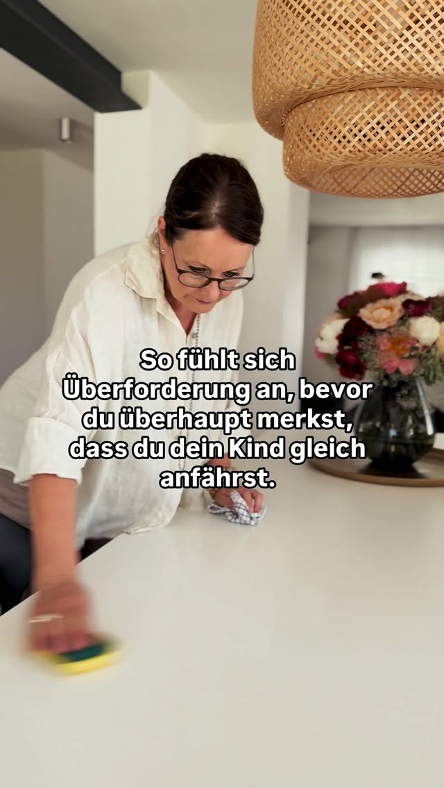 Wusstest du das ⬇
Es fängt nicht damit an, dass du dein Kind anfährst. Es fängt viel früher an, im Körper.
Dein Kind hört gerade nicht, und in dir steigt sofort der Druck: „nicht auch das noch.“ Du denkst, du müsstest das jetzt in den Griff kriegen, sofort, sonst geht es gleich schief.
Die Brust wird eng, der Atem flach. Dein Bauch zieht sich zusammen, bevor überhaupt etwas passiert ist. Dein Kind redet, und du hörst es nur noch wie durch Watte.
Und während dein Körper längst auf Hochtouren läuft, versuchst du im Kopf noch zu bremsen: „bleib ruhig, nicht wieder laut werden, reiß dich zusammen.“ Du drückst es weg, du funktionierst, du lächelst vielleicht sogar. Aber dein Körper spielt verrückt.
Das ist kein Stress, den du dir einbildest. Das ist dein Körper, der Alarm schlägt, lange bevor dein Kopf es mitbekommt. Und weil dir diese leisen Signale niemand gezeigt hat, merkst du sie erst, wenn du schon laut geworden bist. Wenn der Moment längst vorbei ist und der Satz kommt: „ich bin eine schlechte Mama.“
Aber du bist keine schlechte Mama. Dein Körper war einfach schneller als du.
Ich sage das nicht aus einem Buch. Auch bei mir fuhr das alte Muster hoch, oft bevor ich es überhaupt bemerkt habe. Mir hat diese leisen Signale auch lange niemand gezeigt. Heute kenne ich sie.
Genau hier setze ich an, nicht beim Verhalten deines Kindes. Wenn du lernst, diese leisen Signale früh zu lesen, kannst du da sein, bevor es laut wird.
Eine erste kleine Übung dafür schick ich dir gern. Schreib SICHER in die Kommentare, und du bekommst sie per DM, für genau diese Momente, noch bevor es laut wird.
Deine Andrea❤️