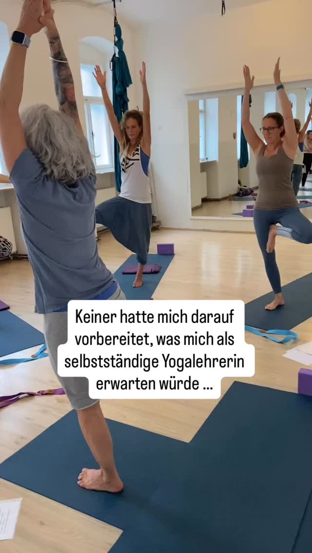 Ich war so blauäugig! Nach meiner ersten abgeschlossenen Yoga Ausbildung war ich mega stolz auf mein Zertifikat und voller Motivation.
Aber schon nach kurzer Zeit musste ich leider lernen, dass sich Yogakurse nicht von alleine füllen.
Also druckte ich meine ersten Flyer und Poster zuhause mit dem Tintenstrahl-Drucker und schnipselte sie mit der Küchenschere von Hand klein.
Ich bastelte meine erste Website.
Ich begann, irgendwas auf Facebook zu posten.
Das war im Jahr 2013!
Ich hatte eine einzige Yogaklasse, die voll war. Es war ein Anfängerinnenkurs im Yogastudio, wo ich meine Ausbildung gemacht hatte.
Die Bezahlung war grottenschlecht, aber ich war dankbar für diese erste Möglichkeit, Unterrichtserfahrung zu sammeln.
Wenn ich aber jemals in meinem Bürojob Stunden reduzieren wollte, würde das niemals reichen. 🙈
Oder ich müsste pro Woche so viel unterrichten, dass mir ziemlich sicher der Spaß daran vergehen würde.
Also blieb nur eine Lösung: Meine eigenen Klassen organisieren.
Und das bedeutete: Meine eigenen Schülerinnen finden. Nur wie und wo?
Wie praktisch, dass ich eine abgeschlossene Ausbildung in Werbung und Marktkommunikation hatte!
Das Problem:
Diese Ausbildung hatte ich 10 Jahre zuvor im Jahr 2003 abgeschlossen, und damals waren Soziale Medien noch überhaupt kein Ding.
Also hab ich mir alles selbst beigebracht und dabei sehr viele Fehler gemacht, bis ich schließlich Erfolg hatte.
Genau das kannst du dir alles sparen.
Denn ich zeig dir mein geballtes Wissen, das du als Yogalehrerin brauchst, um deinen Klassen zu füllen.
Spar dir unnötige Umwege, Sackgassen und vorallem wertvolle ZEIT!
❓Fragst du dich auch jede Woche, was du bloss wieder posten sollst?
✅Hol dir den Yoga Business “Zeig Dich” Content Kalender für für 0 €
Perfekt für Yogalehrende und alle, die es werden wollen
👉Kommentiere: Zeig dich
Und ich schick dir den link