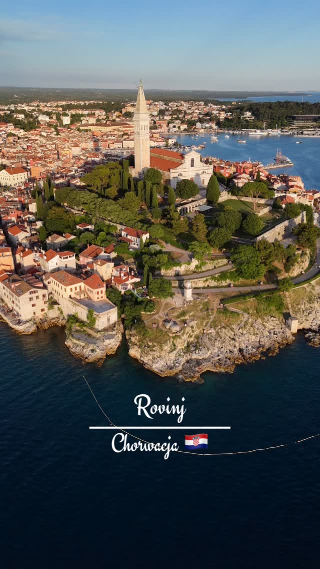 🇭🇷 Rovinj – najpiękniejsze miasteczko Istrii?
Jeśli planujesz wakacje w Chorwacji, koniecznie wpisz Rovinj na swoją listę. To urokliwe nadmorskie miasto zachwyca wenecką architekturą, brukowanymi uliczkami i wyjątkową atmosferą.
📍 Co warto zobaczyć?
✅ Stare Miasto – labirynt klimatycznych uliczek pełnych galerii, kawiarni i lokalnych sklepików.
✅ Kościół św. Eufemii – najwyższy punkt miasta z panoramą na Adriatyk i okoliczne wyspy.
✅ Port w Rovinju – idealne miejsce na spacer, zwłaszcza o zachodzie słońca.
✅ Plaże i krystalicznie czysta woda – doskonałe na relaks i kąpiele.
✅ Park Leśny Zlatni Rt – świetny na spacer, rower lub chwilę odpoczynku w cieniu sosen.
🍽️ Będąc w Rovinju, spróbuj świeżych owoców morza, makaronów z truflami – z których słynie Istria – oraz lokalnej oliwy z oliwek i win.
✨ Rovinj najlepiej odkrywać bez pośpiechu. Wystarczy zgubić się w jego uliczkach, usiąść w nadmorskiej kawiarni i pozwolić, by śródziemnomorski klimat zrobił resztę.
To miejsce, w którym warto po prostu zwolnić, zgubić się w uliczkach i chłonąć każdy widok.
A teraz pytanie do Ciebie👇
Które miasto w Chorwacji skradło Twoje serce? ❤️
Oznacz osobę, z którą wybrałbyś się do Rovinj! 🇭🇷
Naszą bazą do zwiedzania Istrii był Camping Lanterna @eurocamp_polska
#Rovinj #Croatia #VisitCroatia #Istria