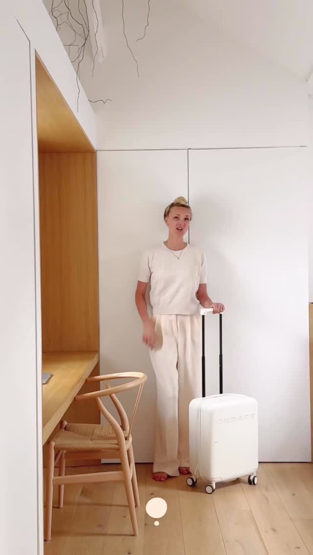Êtes-vous juilletiste ou aoûtien ?
🌿
Le départ en vacances n’est pas encore pour tout de suite pour moi, même si je suis en vacances de type II dès samedi (je travaille mais les enfants sont pas là 🤪)
🌿
Je sais que certains d’entre vous sont concernés dès demain, donc je vous ai préparé une vidéo spéciale valise qui j’espère vous inspirera pour voyager léger !
🌿
Quand on sait qu’avec 3 hauts, 3 bas et 3 tops on peut faire 27 combinaisons ça fait réfléchir ! Il suffit d’avoir des pièces qui vont toutes ensemble et le tour est joué !
🌿
Alors qui va tenter de voyager léger cet été ? Je vous laisse me dire qu’elle est votre destination, si vous avez la chance de partir, et d’ici là allez à l’essentiel !
.
.
.
.
.
#vivreavecmoins #fewerbetterthings #voyagerleger #valise #ecologiedinterieur