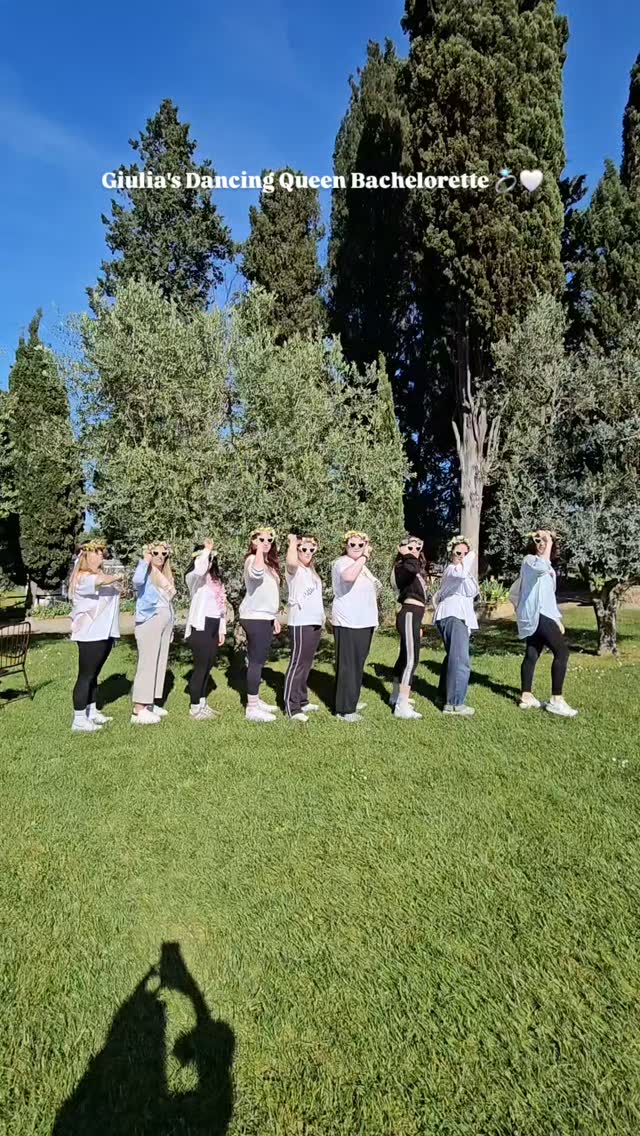 Un addio al nubilato speciale per la nostra Giulia, immersi nella bellezza del Chianti ✨
Tra una sessione di yoga rigenerante, balli sulle note degli ABBA, un pranzo con degustazione e un workshop floreale dove abbiamo creato coroncine bellissime che resteranno per sempre come ricordo di questa giornata magica 💐
Porta le tue amiche nel cuore della Toscana, creando ricordi unici insieme, link in bio 💌
Un abbraccio, Ele 🌸
.
.
.
#addioalnubilato #eventitoscana #toscanaretreat #yogatoscana #workshopfiori