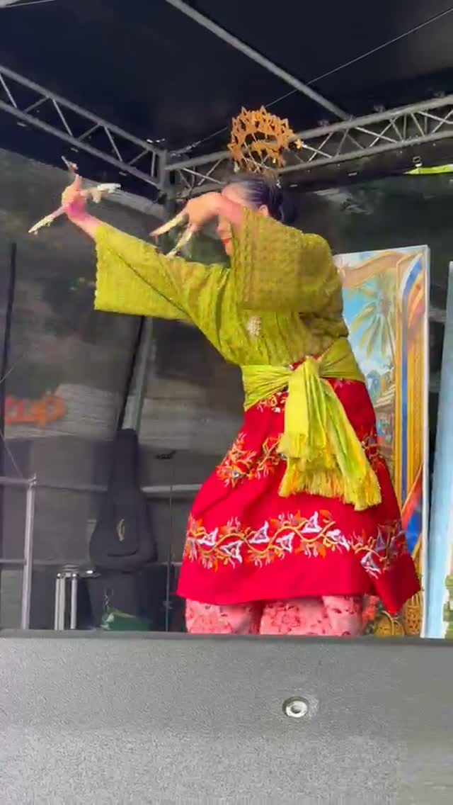 Barbs!
Dance: Linggisan
The Linggisan (often called Pangalay Linggisan) is a mimetic dance of the Sama, Bajau, and Tausug people of the Sulu Archipelago in the Philippines. It mimics the graceful, swooping, and continuous movements of the local sea bird or frigatebird (linggisan) in flight.
The dance serves as a vibrant expression of the coastal communities' deep connection to the ocean and island wildlife.