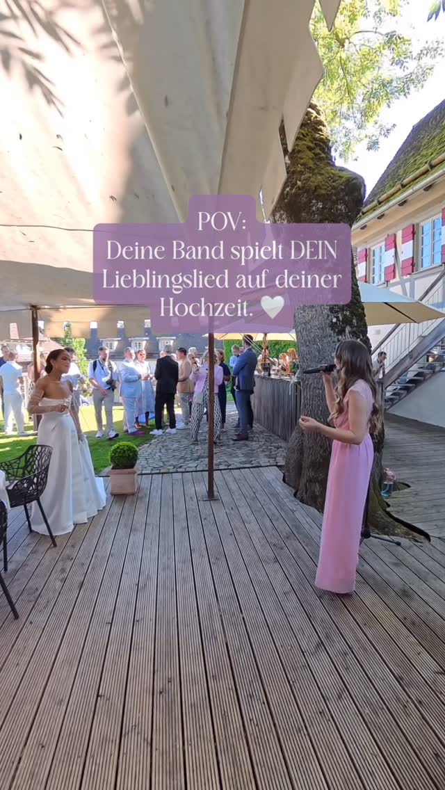 Manche Lieder bedeuten einfach mehr als andere. 🎶🫶
Schon im Vorfeld hat uns die Braut erzählt, dass „Everything“ von Michael Bublé zu ihren Lieblingsliedern gehört. Natürlich durfte es beim Sektempfang nicht fehlen.
Als wir angefangen haben zu spielen, stand sie direkt vor uns, hat mitgesungen und den Moment einfach genossen. Genau solche Augenblicke zeigen uns immer wieder, wie viel Musik an einem Hochzeitstag ausmachen kann.
Deshalb fragen wir unsere Brautpaare schon vor der Hochzeit ganz genau nach ihrem Musikgeschmack. Denn wenn eure Musik läuft, fühlt sich der Tag auch nach euch an.
Welches Lied dürfte auf eurer Hochzeit auf keinen Fall fehlen? 🎶
#lieblingslied #brautmoment #hochzeitssängerin #sektempfang