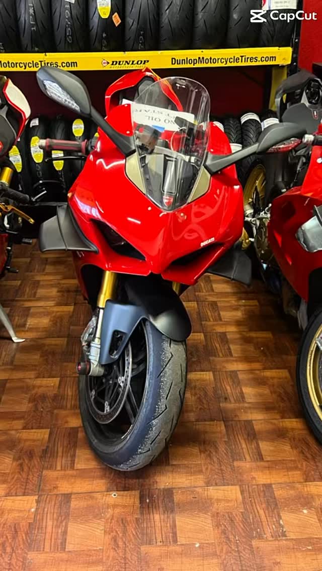Ducati bros
.
.
.
#2wheelsheaven #ducati #ducativ4r #carolinamotorsportspark #evolvegttrackdays