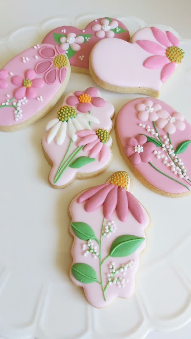 New masterclass in Royal icing cookies at @bloom_cakery_co on Aug 8th. Learn lots of lovely new piping skills!
#royalicingartist #icedbiscuits #cakeclasses #icedbiscuits