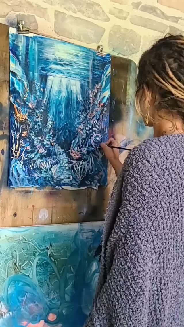 Derrière la porte de l’atelier... 🎨
Les idées se bousculent,
les émotions s’entremêlent
et les doutes prennent parfois beaucoup de place.
La musique anime l’espace.
Alors je peins.
Je cherche, j’efface,
je recouvre, je recommence.
Peu à peu,
ce qui semblait confus s’inscrit dans la matière
et une présence émerge.
Le tumulte devient création.
L’atelier est un refuge,
une bulle hors du monde
où l’on se retrouve pleinement.
💌 Enregistre et partage 🙏
Suis-moi si mon univers te parle.
@belluleart
#AtelierDArtiste #processuscreatif #PeintureContemporaine #ArtIsLife #coulissesdartiste