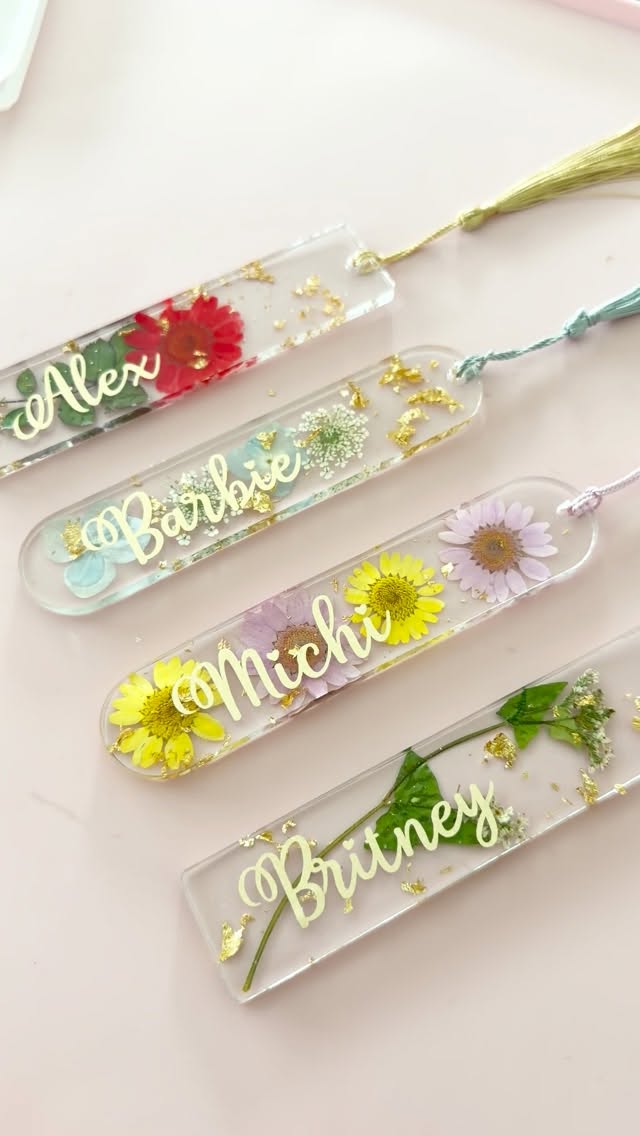 I finally tried these epoxy resin bookmark molds… and now I want to make a hundred more. ✨📖
Molds and Epoxy Resin from @letsresin
✨
Por fin probé estos moldes para bookmarks de resina epóxica… y ahora quiero hacer cien más. ✨📖
Moldes y resina de @letsresin
.
.
.
#epoxyresinart #epoxybookmark #resinart #resincrafter #resincraft