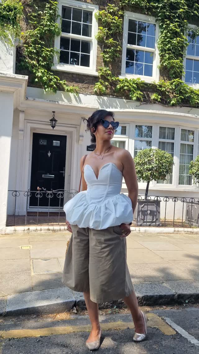 I love balancing tailored Bermuda shorts with a dramatic top. A little structure, a little volume... and just the right amount of extra. 😘
#bermudashorts #style_with_tia #statementlook #heatwavefashion #styleover40