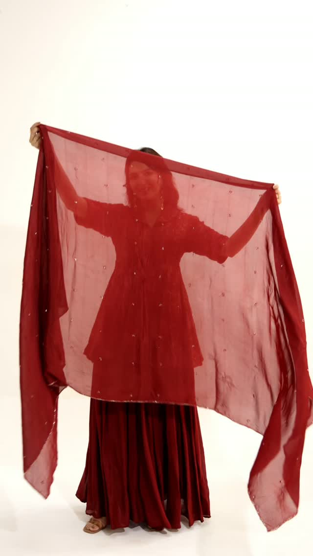 Bold in maroon, timeless in elegance. ❤️✨
Hand-embroidered floral peplum kali kurta paired with flared palazzo pants and a dupatta—crafted for weddings, festive celebrations, and elegant occasions.
Shop now: https://www.namitasharmalabel.com/product-page/maroon-embroidered-floral-peplum-kali-kurta-paired-with-palazzo-pants-dupatta
#namitasharmalabel #handembroidered #peplumkurta #palazzoset #festivewear indiandesignerwear