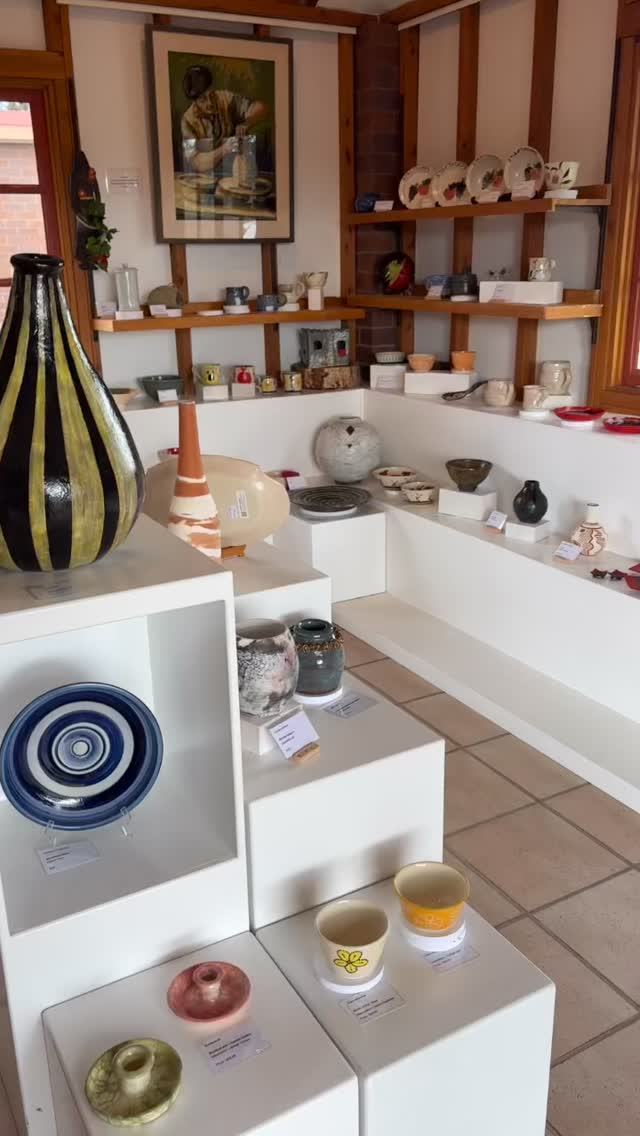 Did you visit our gallery this weekend? 🏺✨
Has your new pottery found its perfect spot yet? We’d love to see it! Snap a photo of your latest find styled in your home and tag us or use #StanthorpePotteryClub.
Whether it’s holding your morning cuppa, brightening a shelf, or taking pride of place on the table, we can’t wait to see where our makers’ creations have landed. 🤍
#StanthorpePotteryClub #Stanthorpe #Pottery #granitebelt