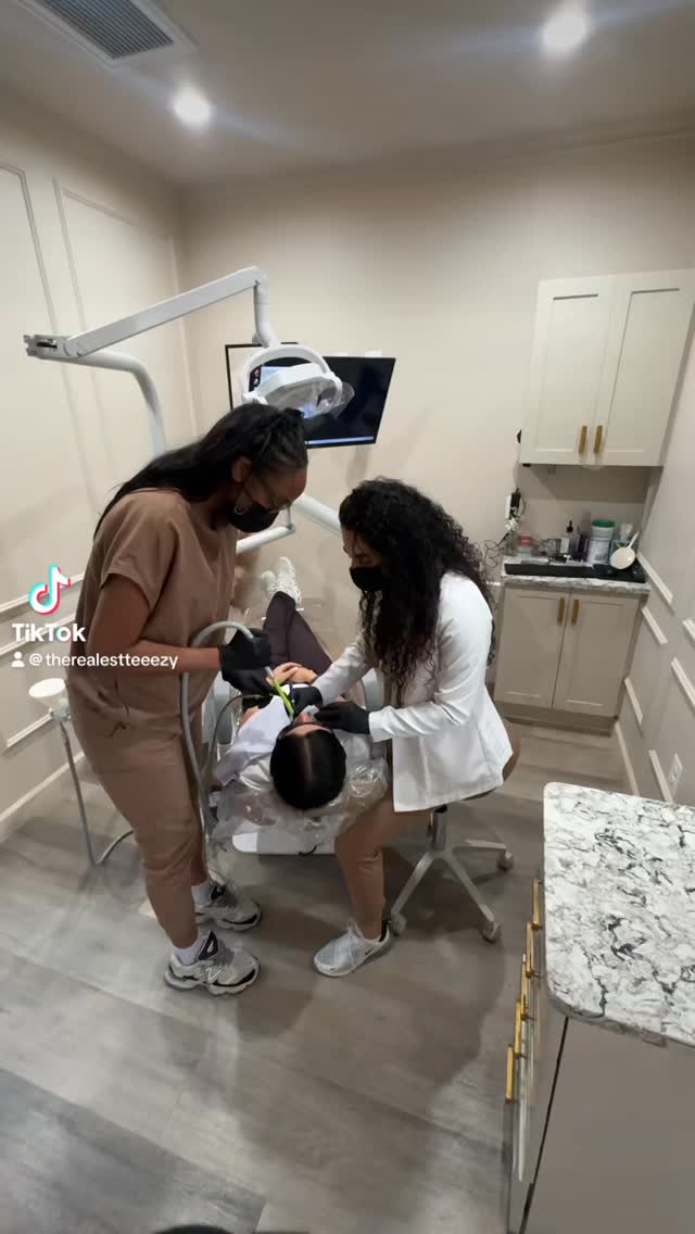 i know i’m not the only assistant that’s ready to rumble when the doctor snatches that suction🤣 i love my job though❤️
#dentalhumor
#wegonfight
#dcdentist
#dentalassistant
