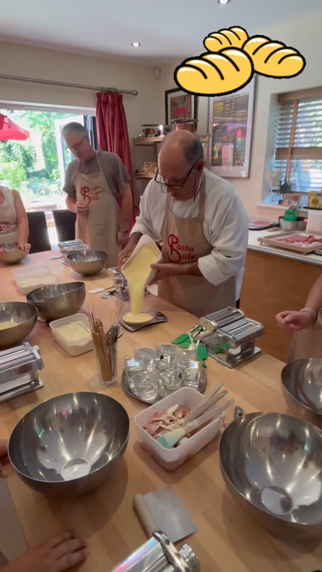 Next, we made the second dough with just semola and water - then we made a selection of Sardinian pasta shapes.
Toni also showed everyone different ways of preparing the typical Sardinian bread - Pane Carasatu
#pasta #thepastaacademyreading #pastafresca #pastamaking #malloreddus #maccarronesdepunzu #gnocchettisardi #maccarronesdebusa #lorighittas #paneguttiau #panecarasau #panecarasatu #gulungiones