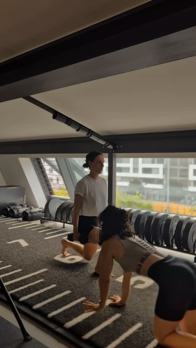 Your coach chaos
POV: ton coach kiffe sa meilleure vie, pendant que toi, t'es en PLS.
Du coaching entièrement adaptée à votre capacité à rester sérieux! I
@apex.lounge.ch