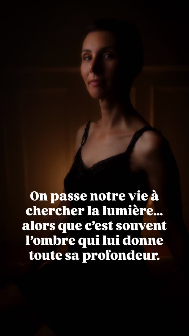 La photographie m’a appris une chose essentielle : ce ne sont pas nos ombres qui nous empêchent de rayonner. C’est la façon dont nous les regardons.
J’ai accueilli la lumière cette semaine.
Mais… pas sans me mettre en contact de mes ombres.
Merci The Weeknd de me rappeler que sans ombres, pas de lumière.
Merci à @holisticzaza et @laetitia_rensonnet_meynier pour l’apaisement, l’exercice du miroir 🪞, que tout ce qu’il y a à l’intérieur peut sortir à l’extérieur.
Les honorer est le chemin.
Et la photographie a été la voie.
#leskarnetsdemel #arttherapie #phototherapy
📸
@asneva
@arson_photography
@hugcharrier
@mickael.mathis
@ema_martins_photographer
@gautier_van_lieshout