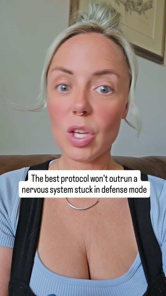 The best protocol in the world still won't outrun a nervous system stuck in defense mode. 🤍
Your body has a basic decision to make at every moment: repair-and-grow, or defend. When it's bracing for threat — chronically, quietly, even without a clear "reason" — it deprioritizes digestion, hormone balance, and healing, no matter how good your supplements or your sleep hygiene are.
This is why identical plans get wildly different results for different women. It's rarely the protocol. It's whether the body underneath it believes it's safe enough to actually use it.
Does your body feel like it's resting right now, or like it's bracing? Be honest with me.