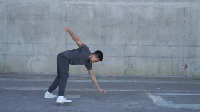Dolor de cadera en deportistas
🏃 La cadera es la base de la movilidad deportiva.
El dolor en esta zona puede ser por sobrecarga, desgaste o lesiones específicas.
🔍 Causas comunes:
✅ Bursitis trocantérica.
✅ Lesiones de labrum.
✅ Desgaste articular (artrosis).
✅ Prevención y manejo:
1️⃣ Fortalecimiento de glúteos y core.
2️⃣ Estiramientos específicos de cadera.
3️⃣ Valoración temprana en caso de dolor persistente.
👉 Una cadera sana te da potencia, estabilidad y resistencia.
🏥 Especialista en lesiones deportivas, cirugía artroscópica y reconstructiva
Alta especialidad en artroscopía, trasplante de cartílago y reemplazo articular
CP. Esp.: 8070731 UNAM | COFEPRIS: 2309142002A00109
📞 Consultorio: 5551313904
#ortopediadeportiva #cadera #lesionesdeportivas #prevención #rehabilitación
Video Credit: Allan Mas via Pexels
Posted using @plannthat