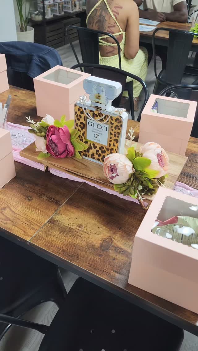 Last night was beautiful. 😍
Amazing women showed up for themselves and created something uniquely theirs.
The next one is coming. Drop a 🌸 if you want to be first to know.
Thank you to Chance and the entire team at @coppercanyonsoapco for hosting us and creating such a memorable experience.
#Skylermsocial #WomenOver40 #MidlifeWellness #WomensNightOut