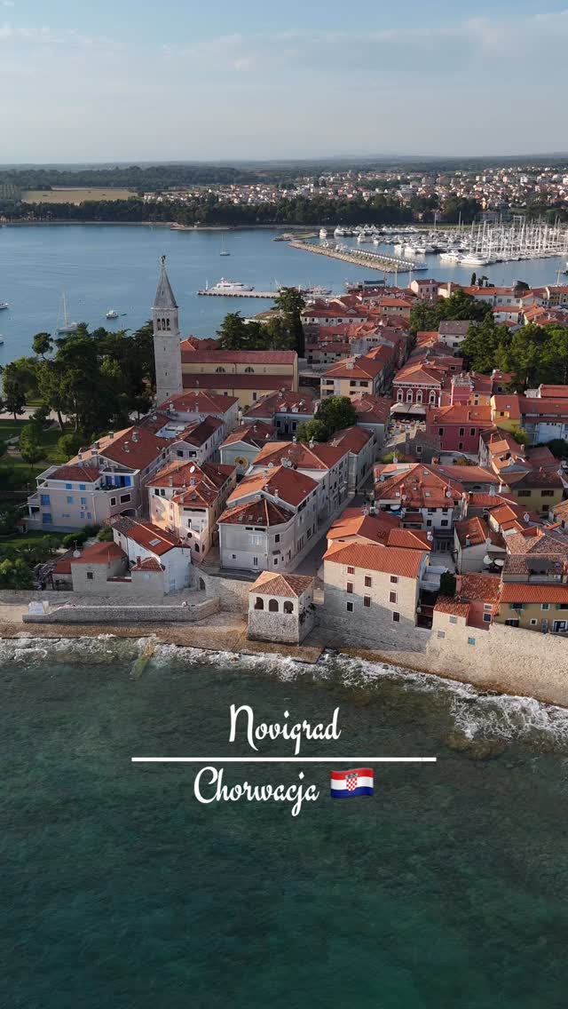 🇭🇷 Novigrad – jedno z naszych ulubionych miejsc na Istrii! ❤️
Moim zdaniem to jedno z najpiękniejszych miasteczek na Istrii. Choć jest niewielkie, zachwyca swoim wyjątkowym klimatem. Wąskie, kamienne uliczki, urokliwa starówka, nadmorska promenada i klimatyczne restauracje sprawiają, że można spędzić tu naprawdę piękne popołudnie.
📍 Ciekawostką jest to, że Novigrad aż do XVIII wieku był wyspą. Dopiero później zdecydowano się zasypać przesmyk oddzielający ją od lądu, dzięki czemu miasto zostało z nim połączone.
Do miasteczka dojedziecie w zaledwie 15 minut z Campingu Lanterna, który był naszą bazą wypadową do odkrywania najpiękniejszych zakątków Istrii. To idealna lokalizacja, jeśli planujecie zwiedzać region i każdego dnia odkrywać nowe miejsca. 🚗✨
Jeśli będziecie na Istrii, koniecznie wpiszcie Novigrad na swoją listę miejsc do odwiedzenia. Jestem pewien, że jego spokojna atmosfera i śródziemnomorski klimat również Was zachwycą. 🌊☀️
📍 Novigrad, Istria, Chorwacja 🇭🇷
#Novigrad #Istria #Chorwacja #Croatia #VisitCroatia