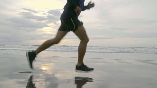 Mes de las rodillas: prevención de lesiones de ligamento y menisco
🏃♂️ La rodilla es la articulación más vulnerable en el deporte.
Lesiones como el desgarro de menisco o del ligamento cruzado anterior (LCA) pueden cambiar la carrera de un atleta.
🔍 Factores de riesgo:
✅ Deportes de giro y cambio de dirección (fútbol, básquet, tenis).
✅ Falta de fortalecimiento de glúteos y core.
✅ Sobrecarga y mala técnica.
✅ Prevención:
1️⃣ Ejercicios de estabilidad y propiocepción.
2️⃣ Fortalecer músculos alrededor de la rodilla.
3️⃣ Supervisión de técnica deportiva.
👉 Cuidar tus rodillas hoy significa poder moverte sin limitaciones mañana.
🏥 Especialista en lesiones deportivas, cirugía artroscópica y reconstructiva
Alta especialidad en artroscopía, trasplante de cartílago y reemplazo articular
CP. Esp.: 8070731 UNAM | COFEPRIS: 2309142002A00109
📞 Consultorio: 5551313904
#ortopediadeportiva #rodilla #menisco #LCA #lesionesdeportivas #prevención
Video Credit: Pressmaster via Pexels
Posted using @plannthat