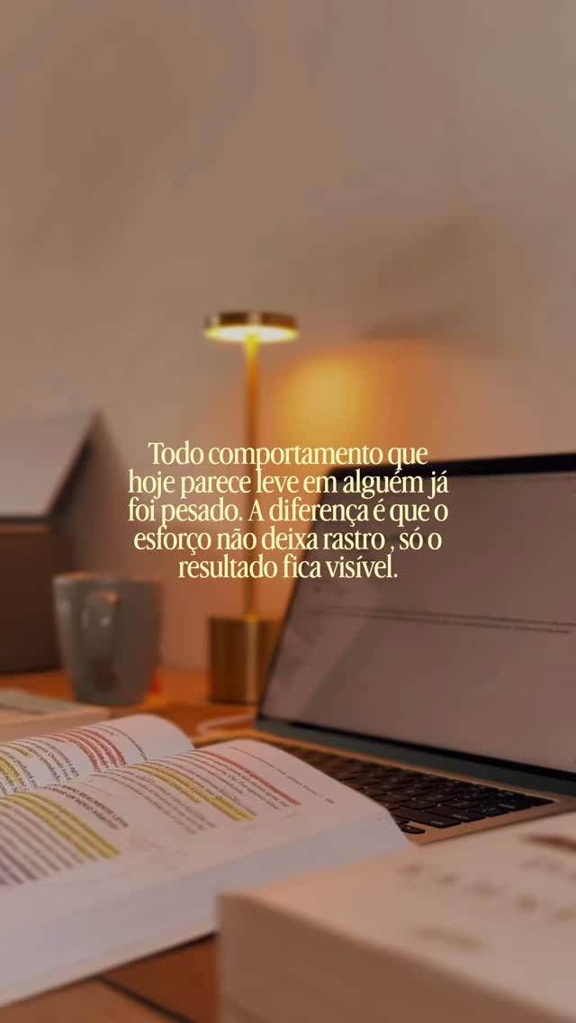 Todo comportamento novo vai ser caro.
Ele exige atenção deliberada, decisão consciente, controle executivo, recursos limitados e que se esgotam. Por isso ler trinta minutos no começo cansa de um jeito que parece desproporcional.
Isso é o preço para essa tarefa neste estágio.
Mas com repetição, o comportamento vai migrando pra circuitos mais automáticos. E aí muda a natureza do gasto: o que antes exigia decisão passa a exigir só execução.
A tarefa não ficou mais fácil. Ela ficou mais barata.
Só que o detalhe cruel é que essa migração é invisível. Ninguém vê os meses em que você fez a mesma coisa cansada, sem vontade e sem resultado nenhum aparecendo.
O esforço não deixa rastro.