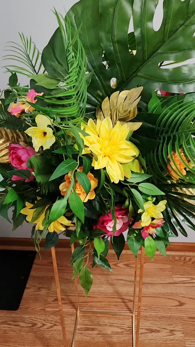Who says tropical can't be luxurious! ?!
#royaleclassycreations #eventdesign #centerpieces #tropical