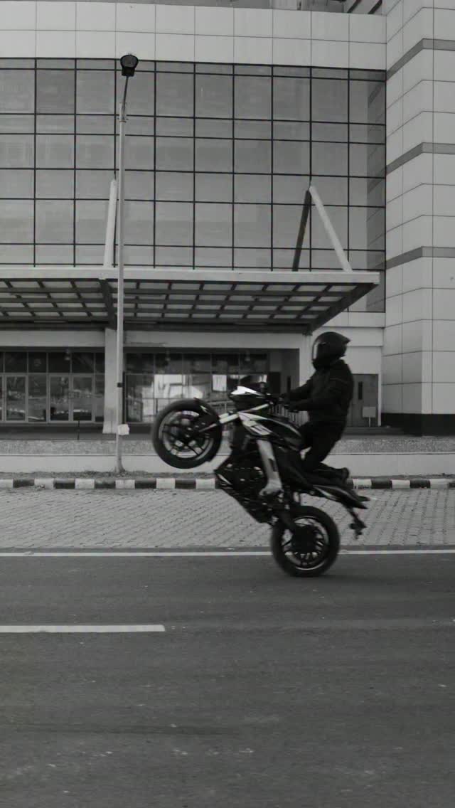 Upar Hi Upar, the only direction that matters. @mypulsarofficial
.
.
.
.
#liberalartsproductions #filmmaking #BajajPulsar #BTS