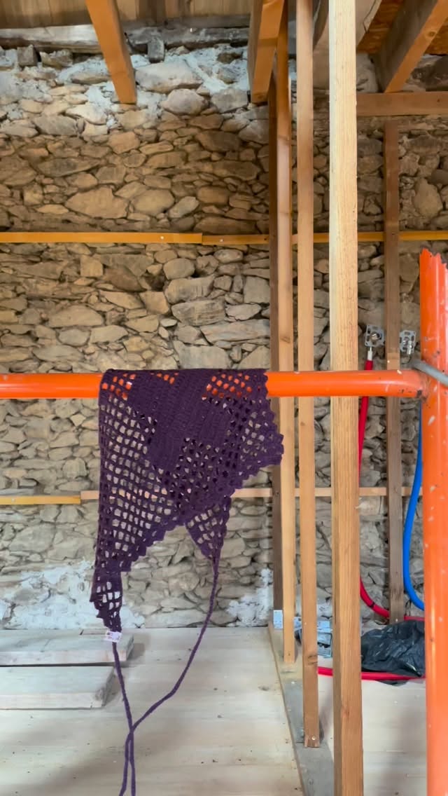 Les deux derniers nés, crochetés dans mon atelier toulousain avec un fil de soie, dans un violet profond.
Crocheter ce fil de soie a vraiment été ma plus belle expérience de ces derniers mois.
Les couleurs proposées sont très belles, le fil n’est pas toujours facile à crocheter mais le résultat est tellement satisfaisant. Et je ne te parle pas de la douceur que j’adore.
En plus, la soie est une matière recommandée pour les cheveux, la protéine de soie nourrit le cheveux.
Tu le savais ?
Je m’appelle Laetitia, fondatrice du Petit Atelier n°4.
Je crochète à la main des sacs à main, accessoires et objets déco faits de matières naturelles – jute, lin, chanvre, laine ou soie… parfois même un peu de coton recyclé.
Chaque pièce est unique, parfois doublée de tissus chinés et réinventés, parce que je crois à la beauté des choses qui ont déjà eu une vie. ♻️
Mon fil conducteur, c’est l’amour du geste juste et du beau durable.
Si toi aussi tu préfères le vrai fait-main à la production rapide, si tu aimes les objets qui ont une âme, alors bienvenue ici 🌿
