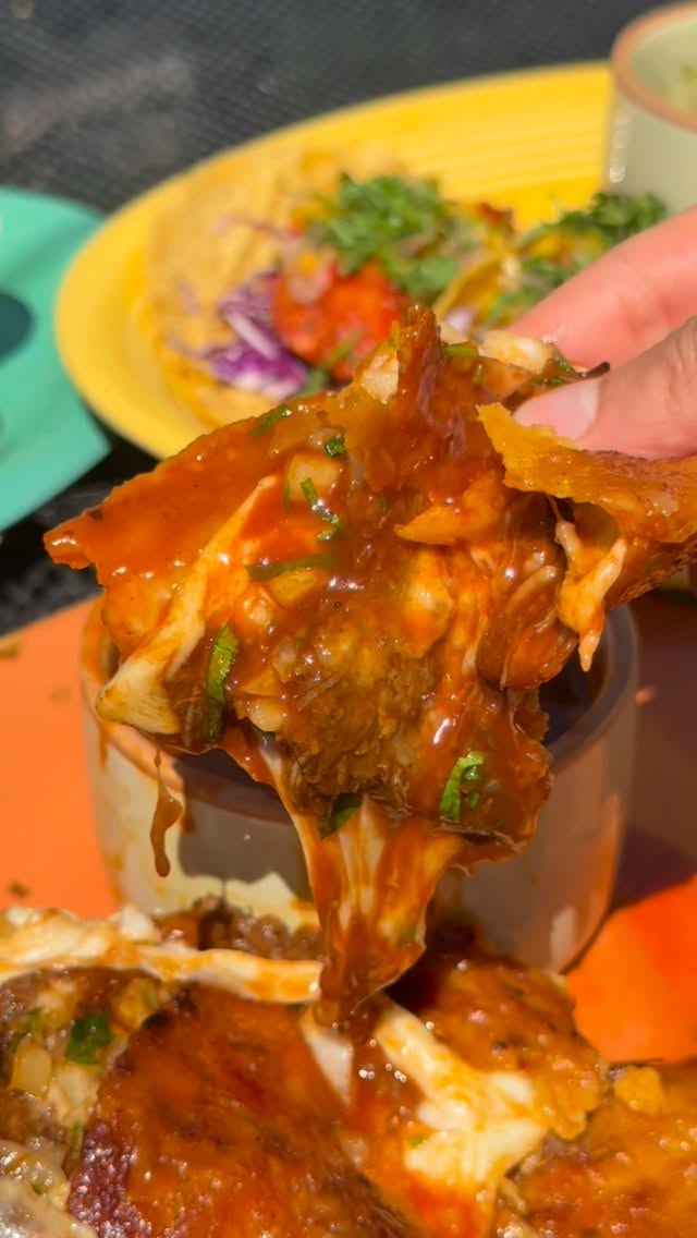 Quesabirria cheese pull 🧀🌶️