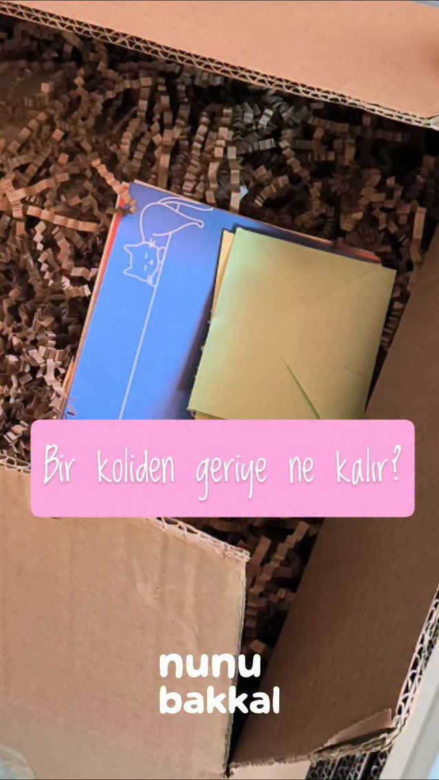 Bir kutuyu hazırlarken önce şunu soruyoruz: bu koli açıldıktan sonra geriye ne kalacak?
Çünkü Nunu Bakkal'da her karar, önce doğaya ve yaşama sorularak veriliyor. Ürünü seçerken de, onu size ulaştırırken de. Kolinin içi kadar, kolinin kendisi de bu yüzden önemli bizim için.
O yüzden paketlerimizde balonlu naylon da yok, streç de. Kraft kâğıt, kâğıt dolgu, bir de arayışı süren bir bant. 🌿
Bir de kolinize küçük şeyler giriyor:
🍃 Bir zarfın içinde bir defne yaprağı. Antakya'da uğur ve bereket getirsin diye cüzdanda saklanır — biz de size onu gönderiyoruz.
🤍 Umut Fonu kartı. Bir yüzünde alışverişinizin %3'ünün gittiği umut fonunun detayları yazıyor; diğer yüzünde size iyi gelsin diye seçtiğimiz bir söz.
✨ Ve o söz her kolide farklı. Hangisinin size denk geleceğini biz de bilmiyoruz.
Kartınızı buzdolabına, aynanıza, çalışma masanıza asın.
Zor bir günde belki tam da onu görmeye ihtiyacınız olur.
Sizinki hangisi çıktı? Paylaşın, görelim 🤍
nunubakkal.com
#antakya #vegan #plastiksiz #doğadostu #yerelüretim