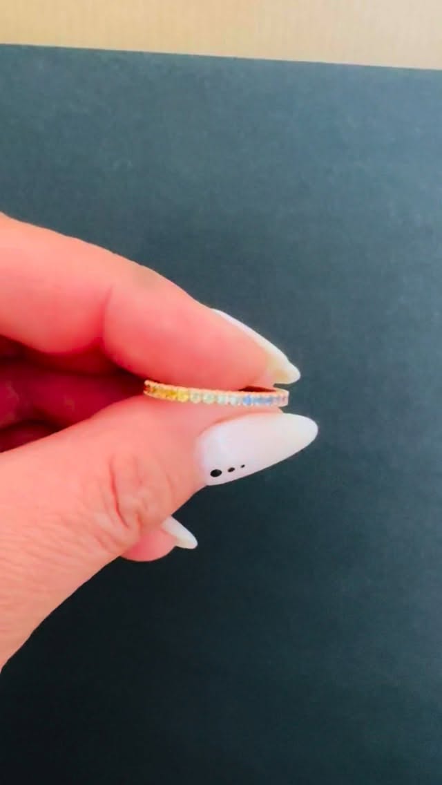Laissez-vous envoûter par la Bague Rainbow Eternity ✨ Or 750 (rose, jaune ou blanc) serti de saphirs multicolores — 0,55 ct. Disponible sur commande, dès 990,00CHF. Link in Bio #Bague #Bijoux #Saphir #Joaillerie #RainbowRing #NouveautéÉté26