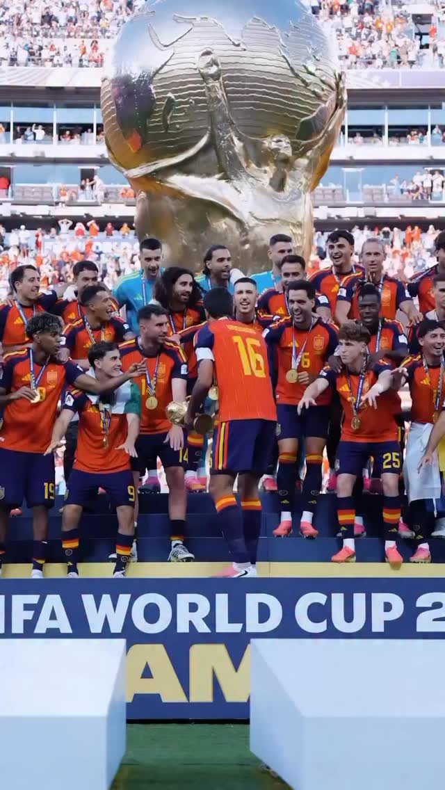 🏆🇪🇸 ¡España toca la gloria una vez más!
¡Y así, los campeones del mundo levantan la Copa del Mundo 2026! Una conquista histórica que quedará grabada para siempre. La Furia Roja vuelve a lo más alto del fútbol mundial. 🌍⚽️
#EspañaCampeón #WorldCup2026 #CopaDelMundo #FIFAWorldCup #España