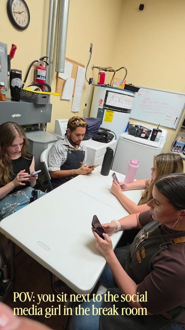 🎵 POV: You sit next to the social media girl and now you've heard the same 12-second sound clip 847 times today. 🎵😂
.
.
.
#FunnyFriday #TWHE #TheWoodlandsHairElite #TheWoodlandsHairSalon