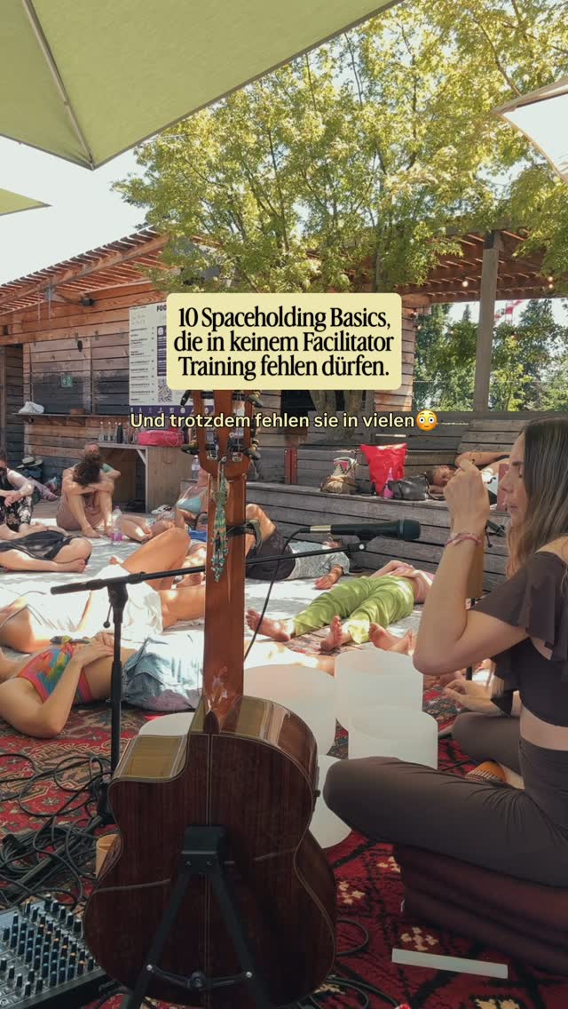 Kommentiere „GUIDE“ und ich schicke dir die 10 wichtigsten Prinzipien, die jede Spaceholderin kennen und anwenden sollte. 🤍
Wenn du Räume öffnest, in denen Menschen sich dir und dem Prozess anvertrauen, gehören diese traumasensiblen Basics zu deinem Fundament.
Du glaubst es vielleicht nicht, aber ich habe diese unglaublich wichtigen Prinzipien in meiner ersten Breathwork-Ausbildung nicht gelernt.
Erst als ich mich intensiv zur Plant Medicine Facilitatorin weiterbilden liess, habe ich verstanden, worauf es in Sacred Spaces wirklich ankommt und welche Dinge du in deinen Zeremonien niemals dem Zufall überlassen solltest.
🪶 Kommentiere „GUIDE“ und ich schicke sie dir direkt zu.