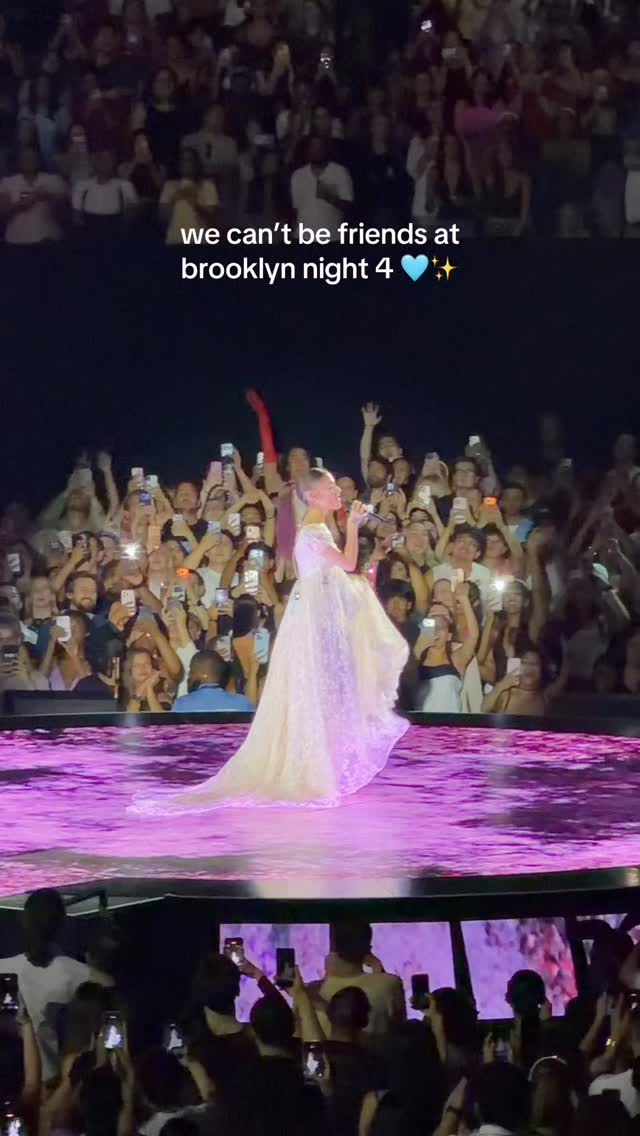 Jaw = still on the floor since last night @arianagrande @barclayscenter
🎥: @kaymarraphoto
#arianagrande #eternalsunshinetour #popentertainment #popentertainment_com