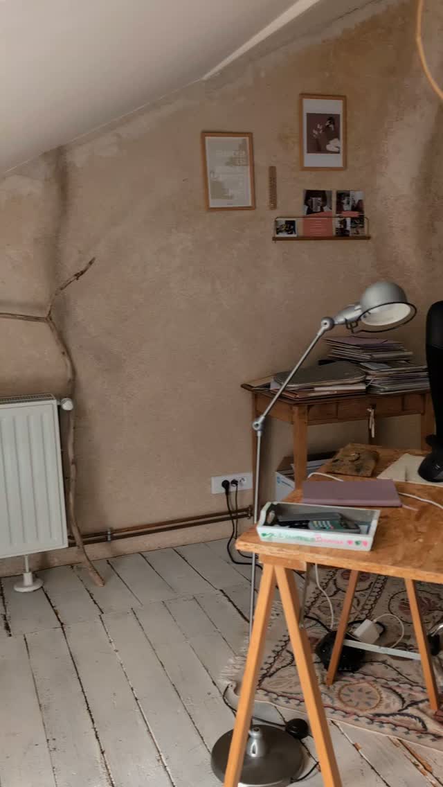 Voilà une semaine que j'ai repris le boulot après plus de 2 semaines de voyage et Poutchy ne me lâche plus 🐈 tellement qu'elle prend littéralement toute la place sur mon bureau 😂
Mais bon ce n'est pas à cause d'elle que je n'ai pas publié depuis plus d'un mois sur le compte Elma... L'été je publie moins car je prends des vacances, les périodes de boulot sont donc concentrées sur les clients !
Et puis je sais pas toi mais quand on est à son compte dans un joli coin de campagne, l'ambiance est aux baignades et barbecues, pas franchement à promouvoir ses offres sur les réseaux 🌭🍻
Grosse pensée évidemment à tous les entrepreneurs ruraux pour qui l'été est le coeur de la saison de production ou de vente !
Et toi c'est comment l'été pour ton business ?