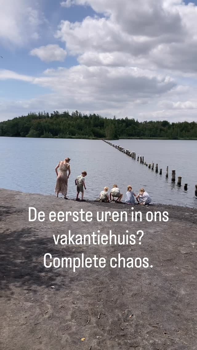 Mogen we eens eerlijk zijn en erkennen dat het lastig kan zijn met kinderen op reis?
Het is een nieuwe omgeving, we vinden de spullen niet terug, alles duurt langer, de kinderen zijn uit hun normale routine, huilen meer en maken meer ruzie.
Precies dat gebeurde toen we deze week aankwamen in ons vakantiehuisje. Enthousiasme alom, de kinderen verkennen de nieuwe plek, beginnen te springen op de bedden, verliezen hun gehoorzaamheid, hebben steeds nieuwe eisen en zijn niet meer dankbaar… intussen mama en papa zich uitsloven om alles uit te pakken, de baby te dragen, en eten op tafel te toveren bij 30 graden celsius.
Toen dacht ik: neeeee, dit is niet ons model van ouderschap. De ouders zich kapotwerken zodat aan elke gril van koning kind kan worden voldaan. 🤴
Toen hebben we ons herpakt zodanig dat het écht gezellig kan worden op reis! Ik deel even hoe…
👉 Zoals ik in de basiscursus deugdzame kinderen leer: het belangrijkste is de sfeer. Geen sfeer van constant straffen, berispen, de negatieve gedragingen van onze kinderen in de verf zetten. Corrigeren is noodzakelijk, maar goed gedrag wordt veel meer gestimuleerd door positieve woorden. Dus: GENIETEN van je kinderen! Veel lachen met mekaar.
👉 Deugd wordt op twee manieren gestimuleerd:
- verlangen aanmoedigen
- herhaaldelijk het goede doen.
👉 Verlangen aanmoedigen: een hoog ideaal voorspiegelen.
In dit geval: “thuis ordelijk zijn of dienstbaar zijn is niet zo moeilijk, want daar hebben we onze vertrouwde routines. Maar hier hebben jullie een unieke kans om te tonen dat je ECHT deugdzaam bent, ook op een andere plek.”
👉 Het goede doen. Zeggen of denken brengt op zich geen zoden aan de dijk. Laat je kind het goede DOEN. Zijn schoenen op de verkeerde plek? Laat hem ze zelf op de juiste plaats leggen. Dienstbaarheid? Laat je kind vragen: kan ik jou helpen met iets?
👉 Zo veel mogelijk dezelfde gewoontes als thuis kopiëren: bedje opmaken, haar kammen voor het ontbijt, de taakverdeling…
👉 in verband met orde: zorg zelf dat alles zo snel mogelijk een vaste plek krijgt. Of je nu in een tent, hotelkamer of in de auto zit. Kinderen zijn ZO vatbaar voor orde. (Verder in comments)