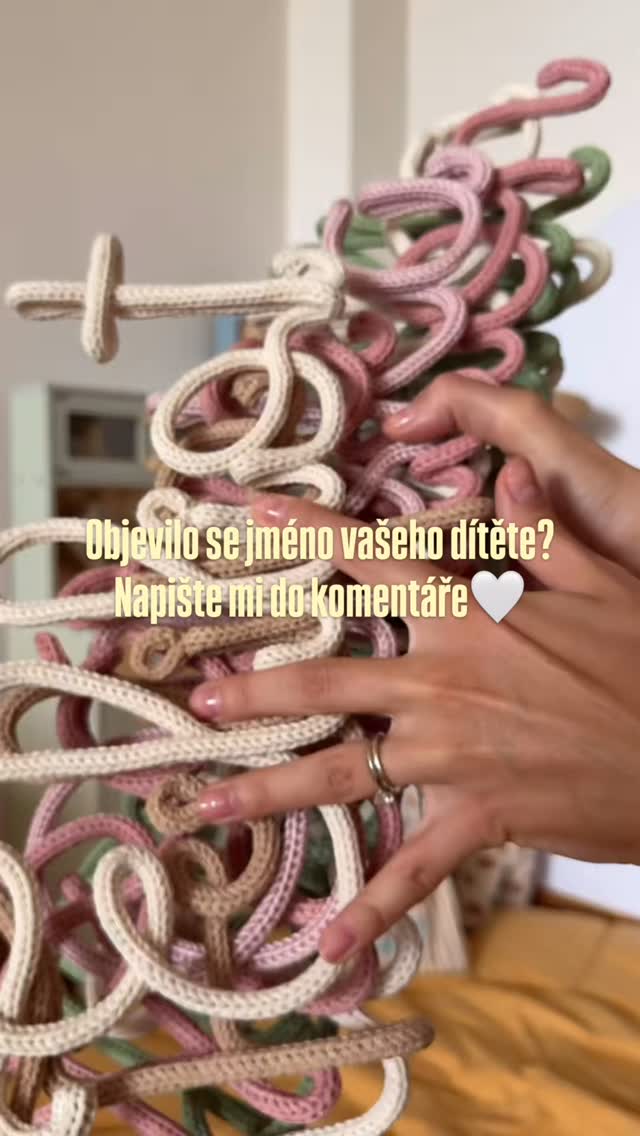 Jaké jméno byste chtěli vidět příště? ✨
#pletenejmeno #dekoracedopokojicku #dekoracenazed #darekpromiminko #detskypokoj