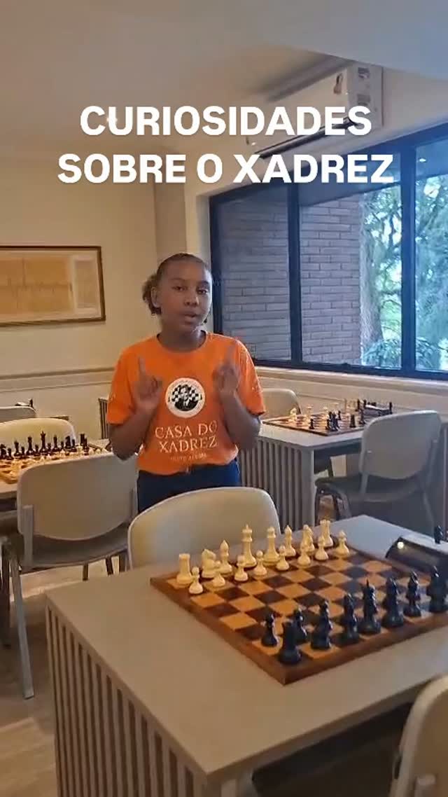 ♟️ Você sabia que cada peça do xadrez tem um movimento único e uma função estratégica?
👑 O Rei é a peça mais importante e deve ser protegido até o fim.
👸 A Dama é a mais poderosa, movimentando-se em todas as direções.
🏰 As Torres dominam linhas e colunas.
⛪ Os Bispos percorrem as diagonais com precisão.
🐴 Os Cavalos surpreendem com seu movimento em "L", podendo até saltar sobre outras peças.
🪖 Os Peões parecem simples, mas podem decidir uma partida e, ao chegar ao outro lado do tabuleiro, se transformar em uma peça mais forte.
No xadrez, cada movimento exige concentração, planejamento e criatividade. É um jogo que desenvolve o raciocínio lógico, a memória e a tomada de decisões. ♟️
Quer aprender na prática ou evoluir no jogo? Venha conhecer a Casa do Xadrez POA, na Rua Gonçalo de Carvalho, 209, na mesma rua da Casa da Música!
📲 Entre em contato, agende uma visita e descubra como o xadrez pode transformar a sua forma de pensar. Esperamos por você!
#casadoxadrez #xadrez #xadrezportoalegre #jogarxadrez