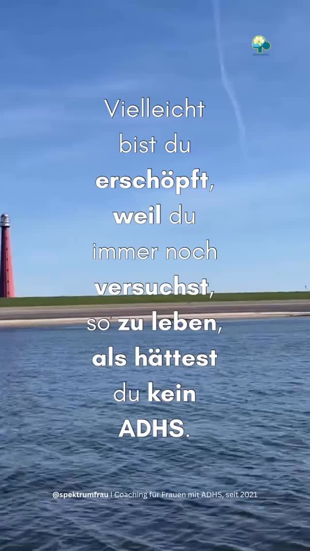Vielleicht bist du erschöpft, weil dein Gehirn fĂŒr viele der sogenannten âkleinen Dingeâ einen deutlich höheren Aufwand leisten muss.
Zum Beispiel um:
Den Fokus halten. Zwischen Aufgaben wechseln.
Dranzubleiben, obwohl etwas gerade langweilig geworden ist.
FĂŒr Menschen ohne ADHS laufen diese Prozesse weitgehend automatisch.
FĂŒr viele Menschen mit ADHS kosten sie jeden Tag bewusst Energie.
Und genau dann passiert oft etwas, das die Erschöpfung noch verstÀrkt:
Du versuchst, diese Aufgaben genauso zu erledigen, wie du es bei neurotypischen Menschen beobachtest.
Mit der gleichen Reihenfolge.
Mit der gleichen Struktur.
Mit den gleichen Erwartungen an Konzentration, Ordnung oder Konsequenz.
Du fragst dich: Wie schaffe ich es so zu machen, wie die anderen?
Dabei wÀre es hilfreicher dich zu fragen:
âWas kann ICH es machen, damit ich das gleiche Ergebnis erziele?â
Denn das Ziel ist nicht, neurotypisch zu wirken. Sondern (d)einen Weg zu finden, das gleiche zu erreichen.
Vielleicht brauchst du Musik, wÀhrend andere Ruhe brauchen.
Vielleicht beginnst du mitten in einer Aufgabe statt am Anfang.
Vielleicht brauchst du sichtbare Erinnerungen statt den Vorsatz, einfach daran zu denken.
đ„ž In welchen Situationen erwartest du von dir, auf neurotypische Weise Dinge zu erledigen?
âž»
Ich bin Anja, ADHS-Coachin und habe mit der âAD(H)S Female Editionâ 2021 das erste deutschsprachige, psychoedukative Programme speziell fĂŒr Frauen mit ADHS entwickelt â ein 12-Wochen-Programm, das als eines der wenigen Angebote dieser Art von gesetzlichen Krankenkassen bezuschusst werden kann.
Ich verbinde Psychoedukation und einem besonderen Blick auf die LebensrealitÀt von Frauen, inklusive Themen wie Hormone, Emotionen, Selbstbild und Alltag.
Wenn du ADHS nicht nur bewĂ€ltigen, sondern wirklich verstehen möchtest, bist du hier richtig. đ