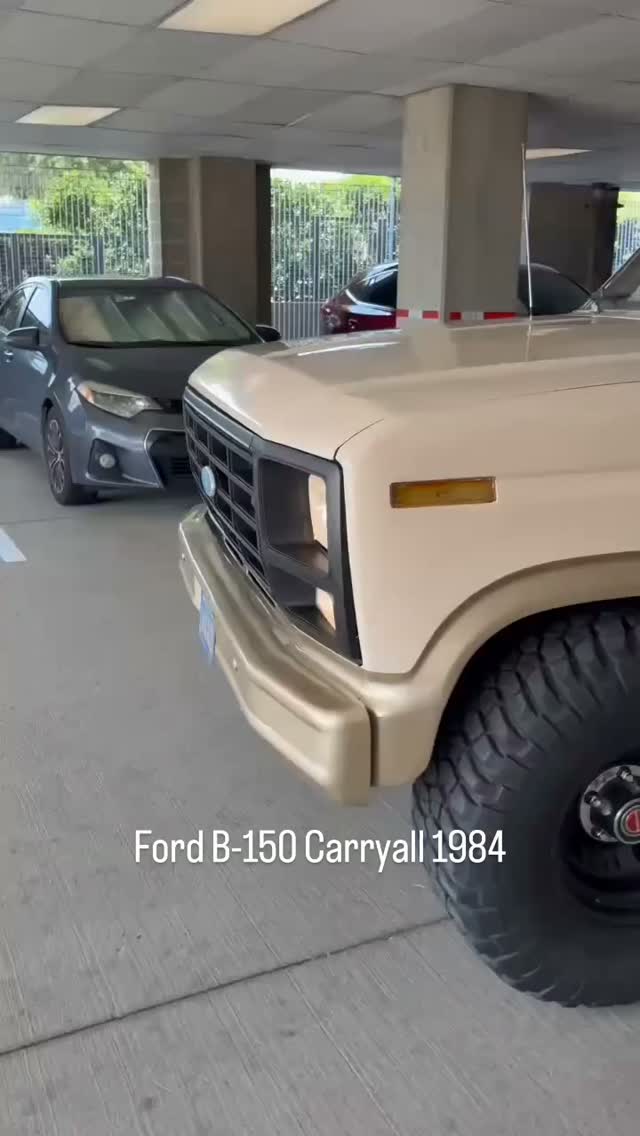 Disponível para importação dos Estados Unidos esta Ford B-150 Carryall 1984.
055997046226